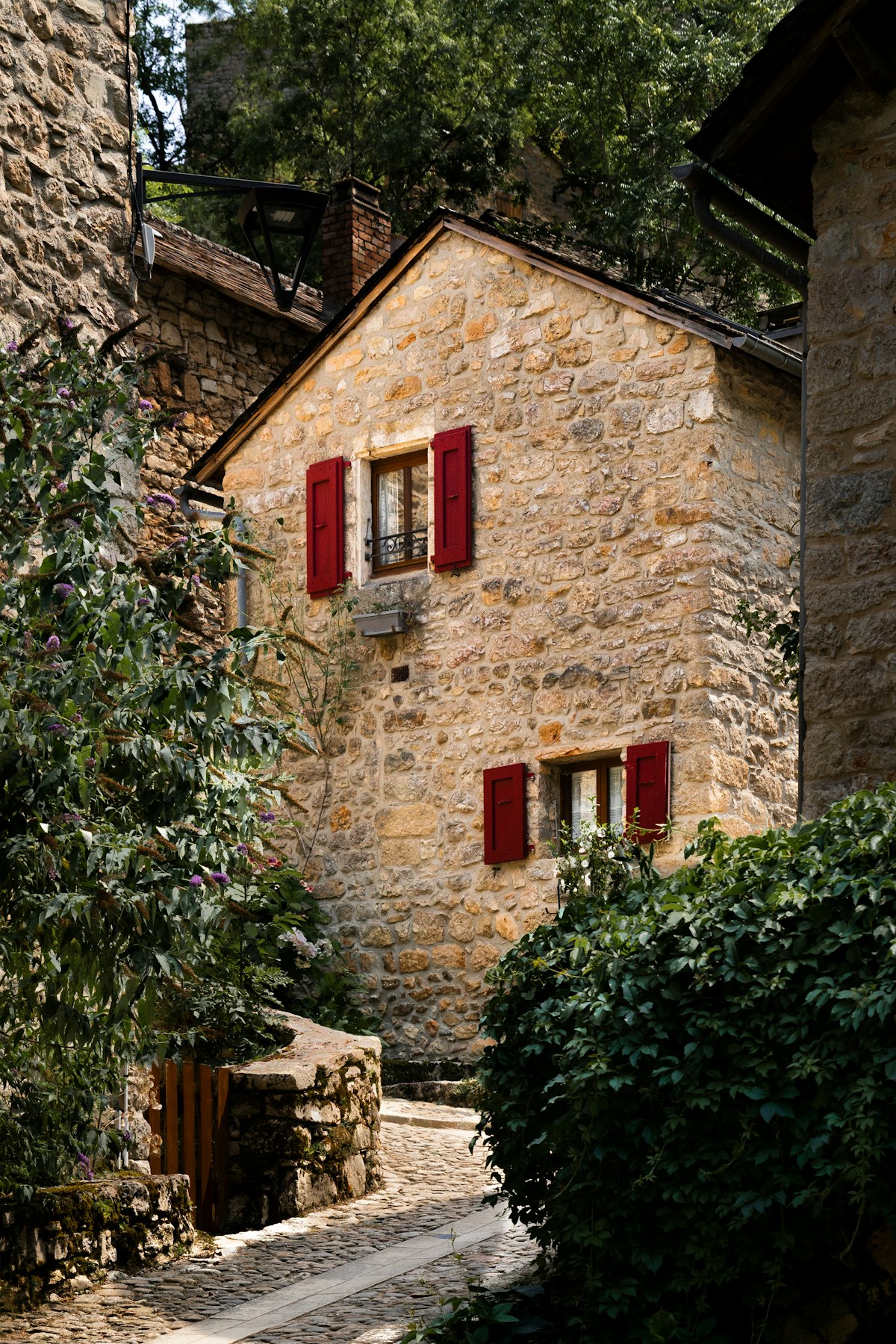 Maison proven&ccedil;ale en pierre avec volets rouges, Luberon