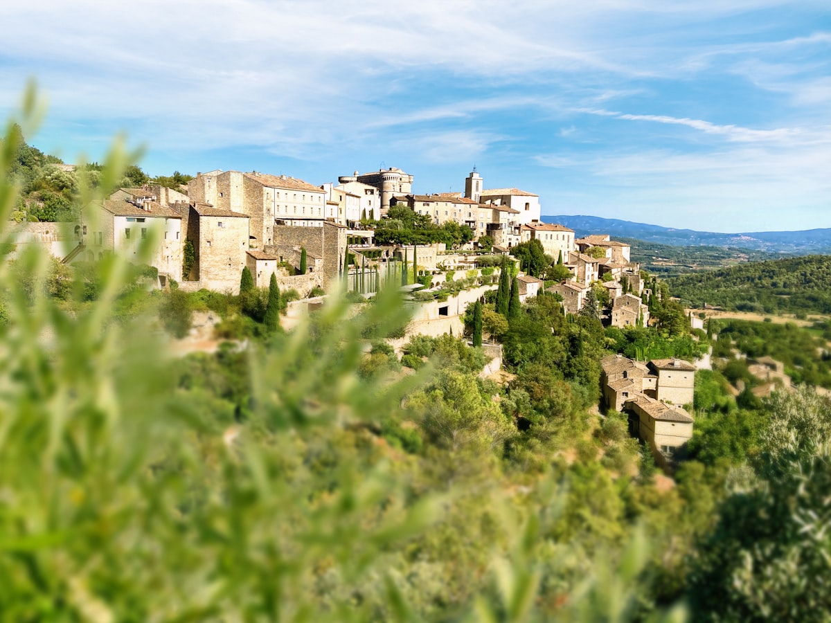 Fa&ccedil;ade en pierre proven&ccedil;ale, agence immobili&egrave;re dans le Luberon