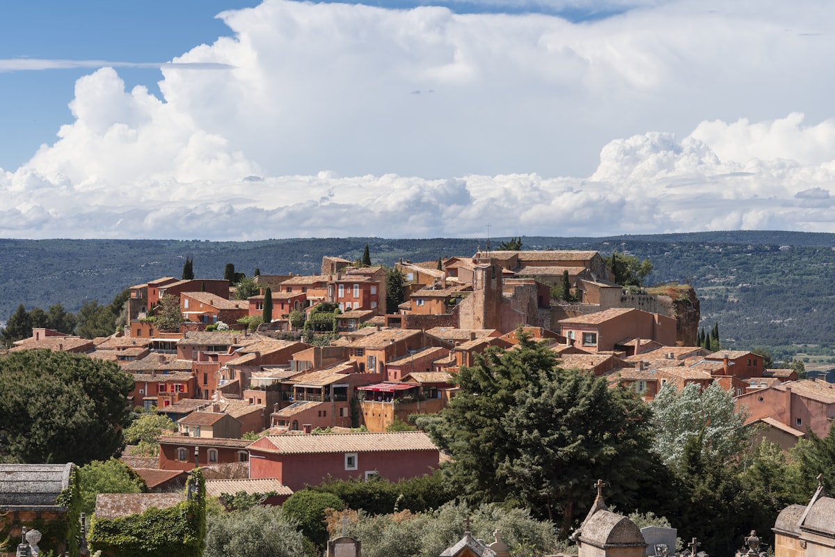 Village proven&ccedil;al du Luberon perch&eacute; sur les hauteurs, maisons en pierre