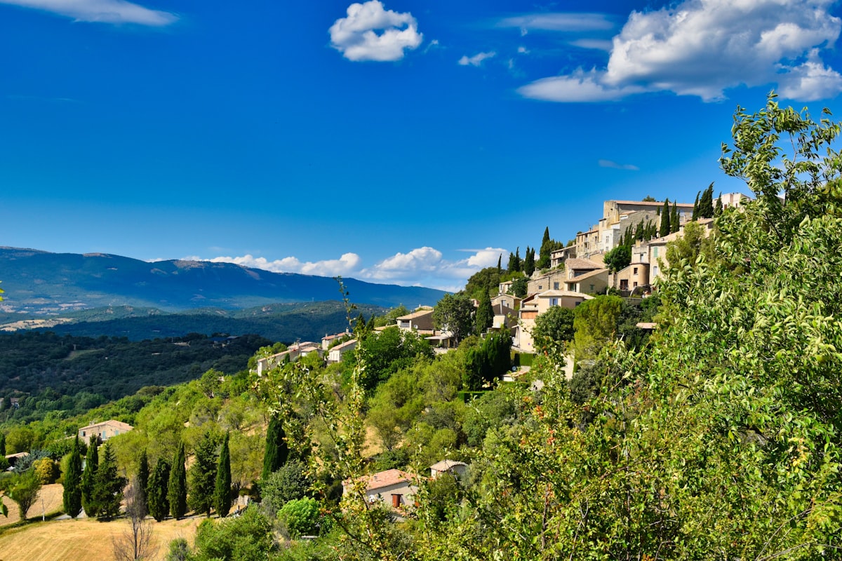 Village perch&eacute; du Luberon, vue a&eacute;rienne sur les toits proven&ccedil;aux