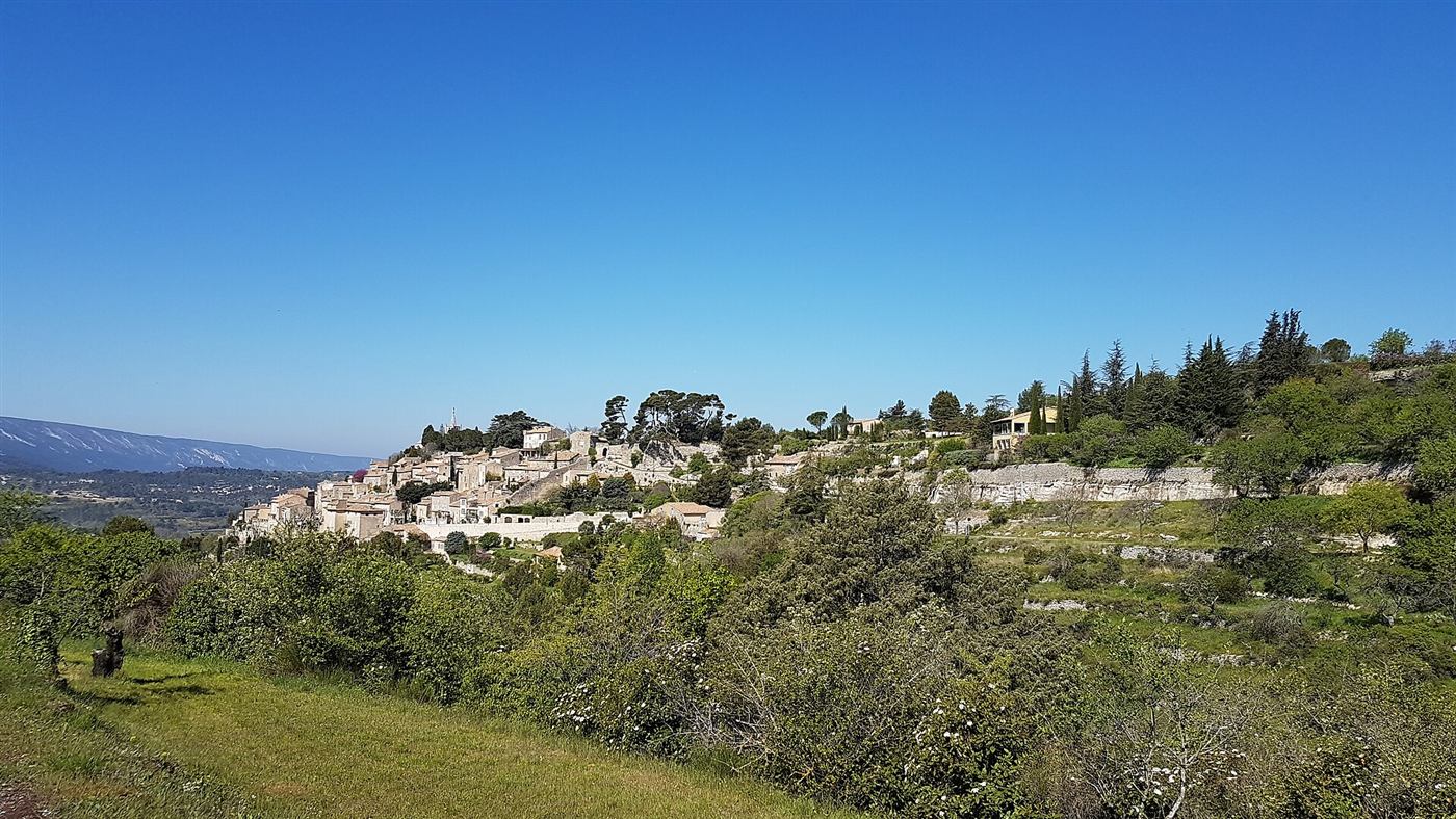 Le village de Bonnieux dans son &eacute;crin de vignes et de collines, au c&oelig;ur du Luberon