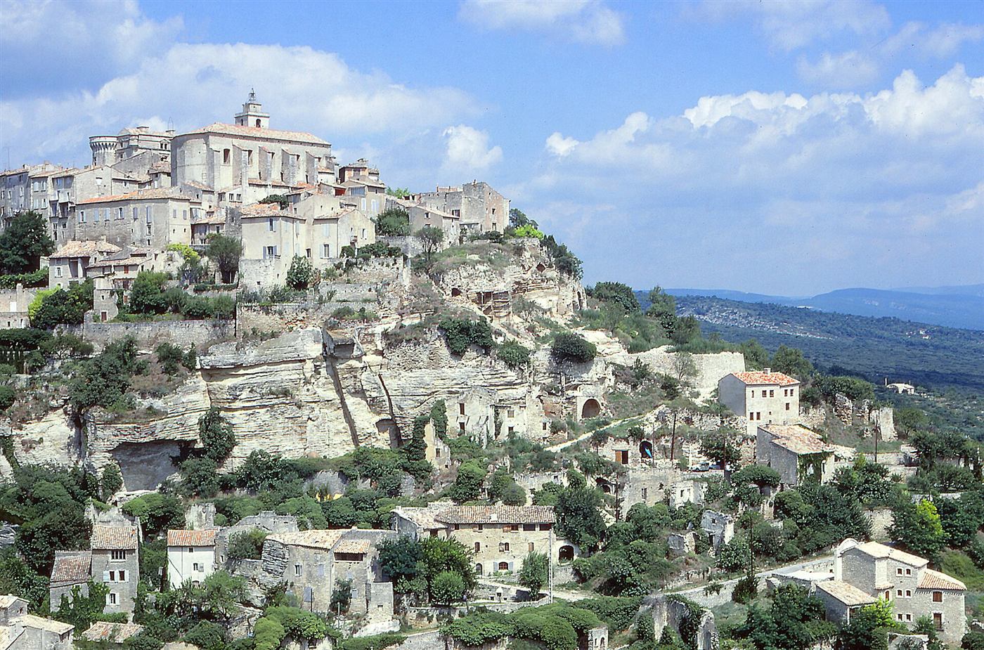 Vue panoramique du village perch&eacute; de Gordes sur son piton rocheux, Luberon