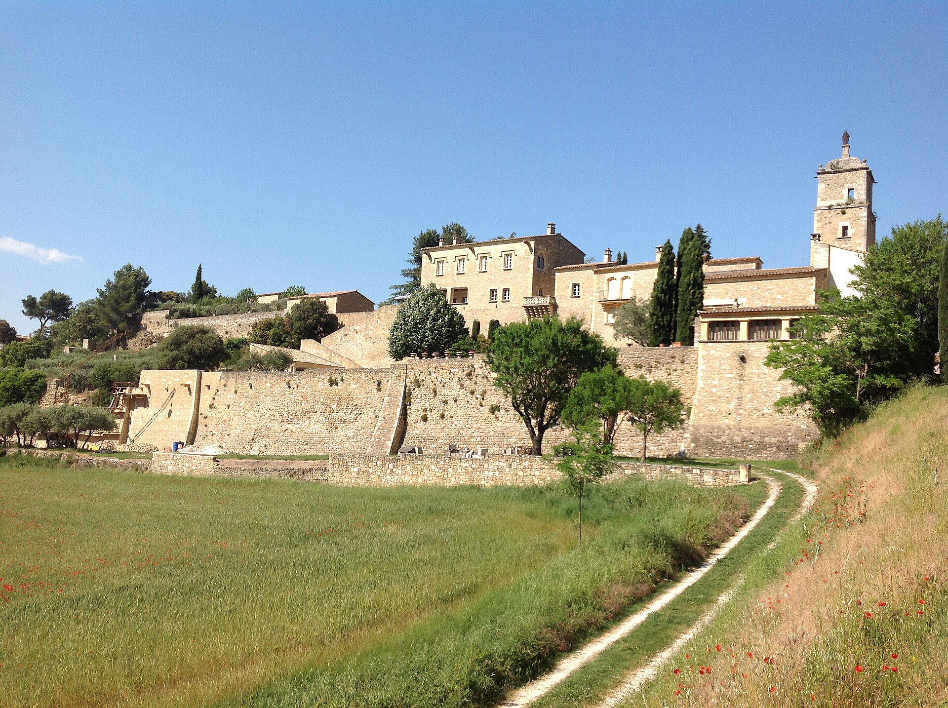 Le vieux village perch&eacute; de Maubec et son clocher, Luberon