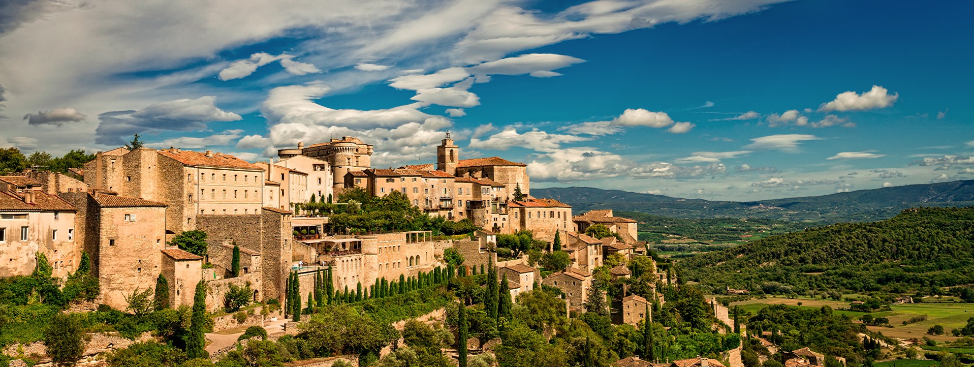 Village de Gordes perch&eacute; sur les rochers du Luberon, class&eacute; parmi les Plus Beaux Villages de France