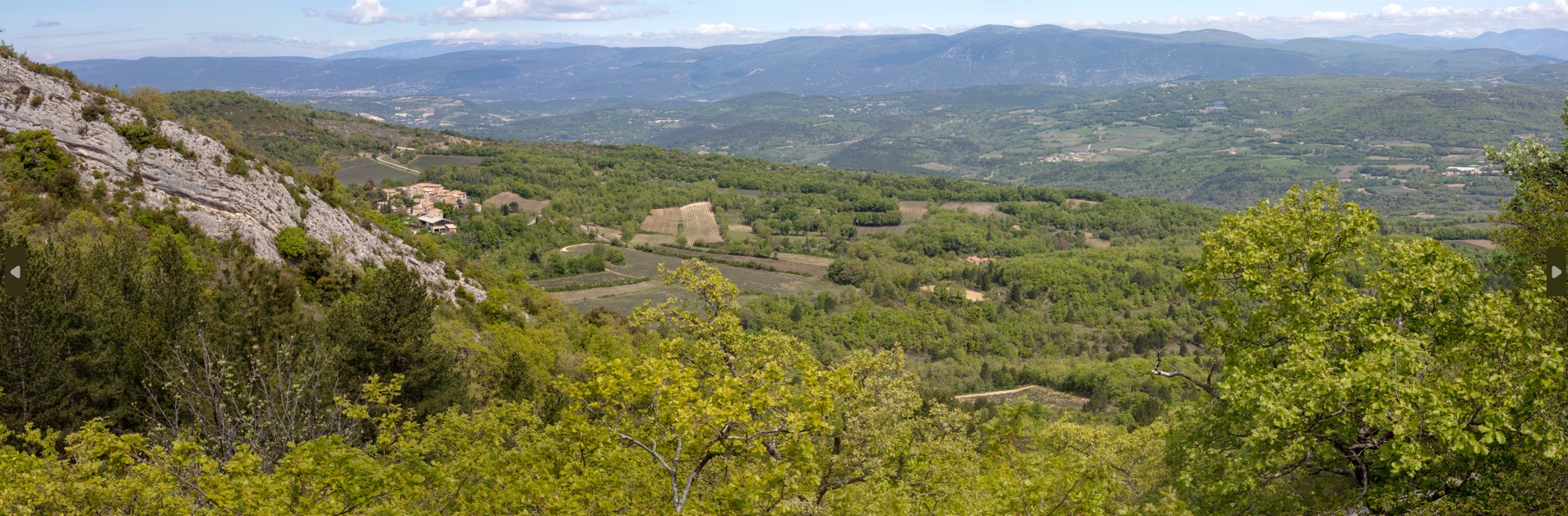Vue panoramique sur les collines et vall&eacute;es du Luberon, Provence