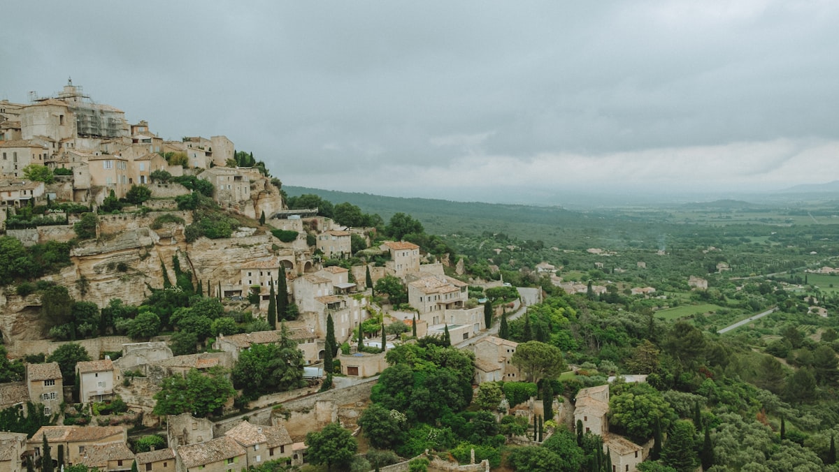 Village proven&ccedil;al perch&eacute; dans les collines bois&eacute;es du Luberon