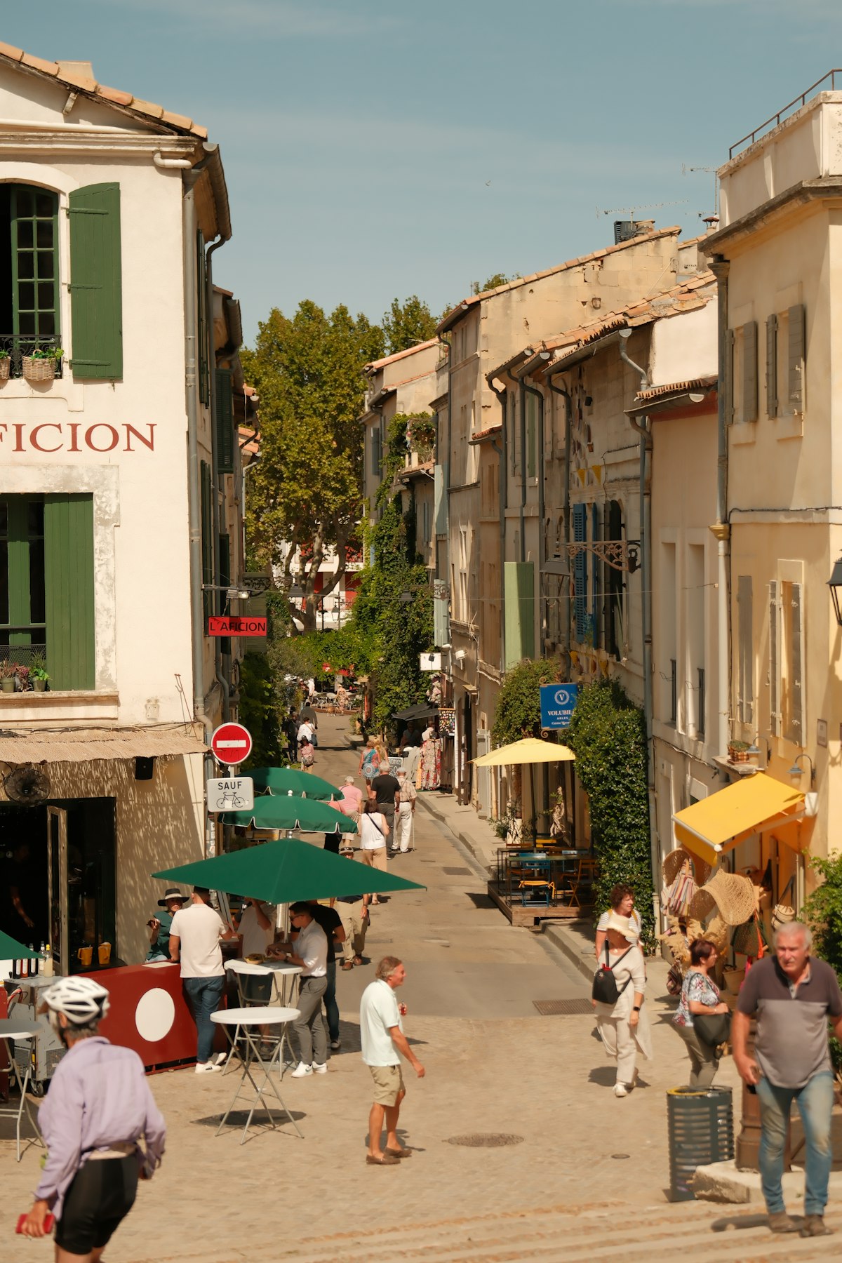 Vie de village proven&ccedil;al, terrasses et ruelles ensoleill&eacute;es dans le Luberon