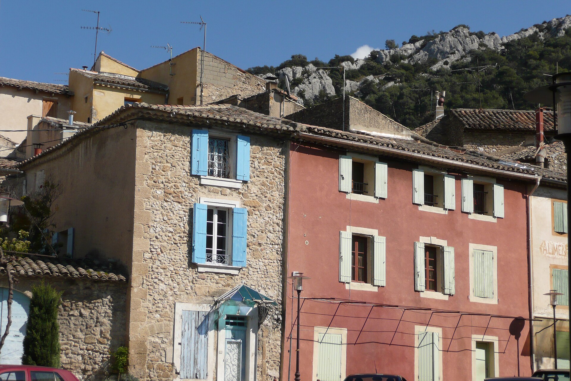 Fa&ccedil;ades proven&ccedil;ales du village de Robion, au pied de la falaise du Luberon