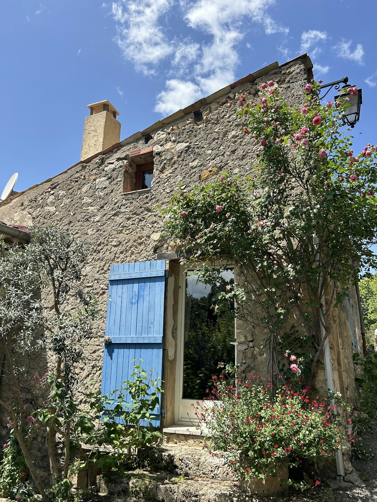B&acirc;tisse proven&ccedil;ale en pierres avec porte bleue, village du Luberon
