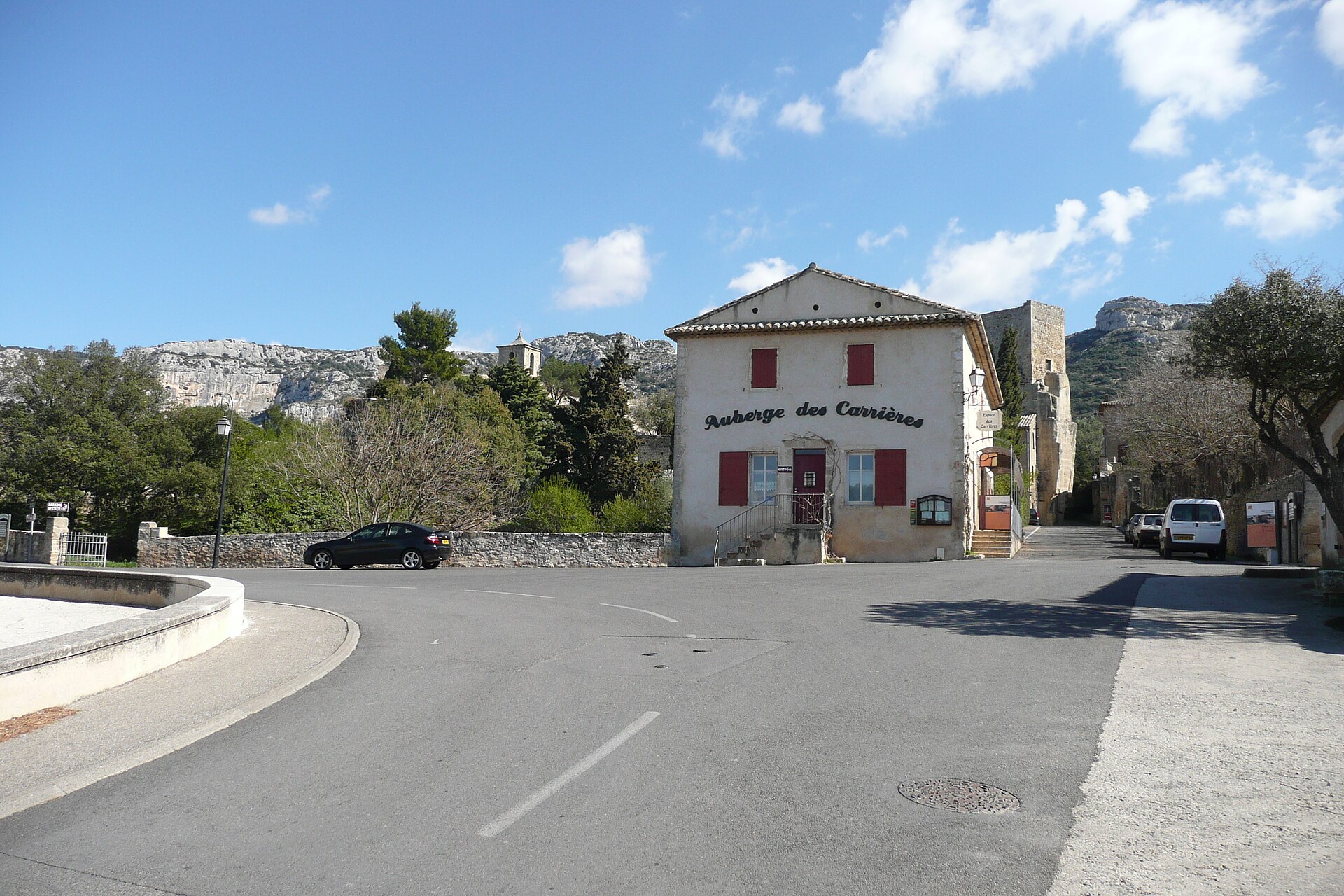 Ancienne carri&egrave;re et vieux village de Taillades, au pied du Luberon